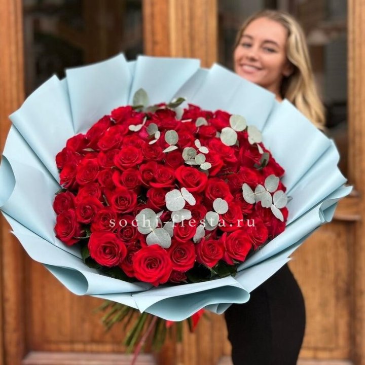 101 красная роза с эвкалиптом в Пскове