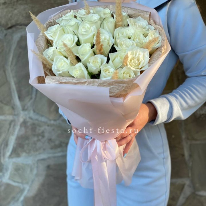 25 белых роз с сухоцветами в Пскове