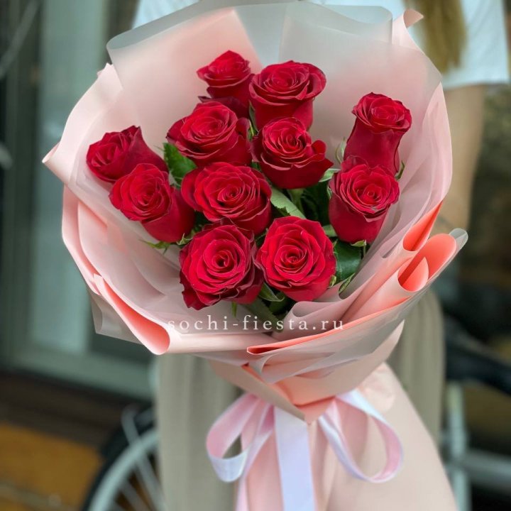 Букет красных роз "Мадам ред" в Пскове