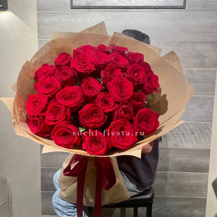 37 красных роз в крафте в Пскове