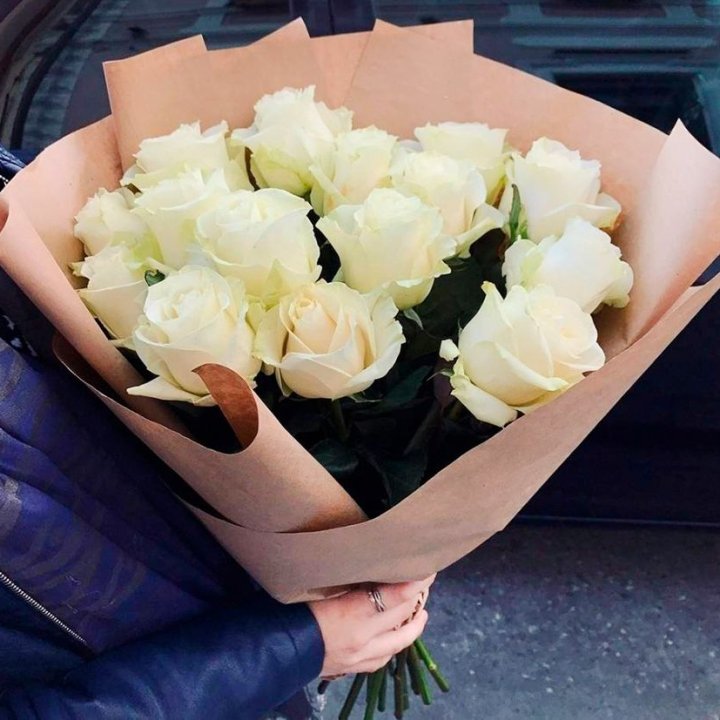 15 белых роз "Крафт" в Пскове