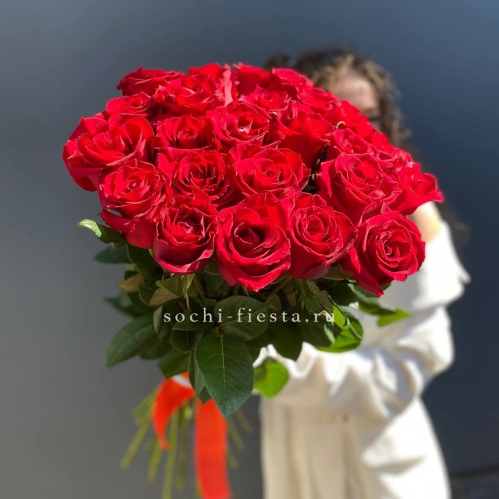 25 высоких красных роз в Пскове