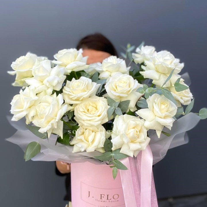 17 Французских белых роз в боксе в Пскове