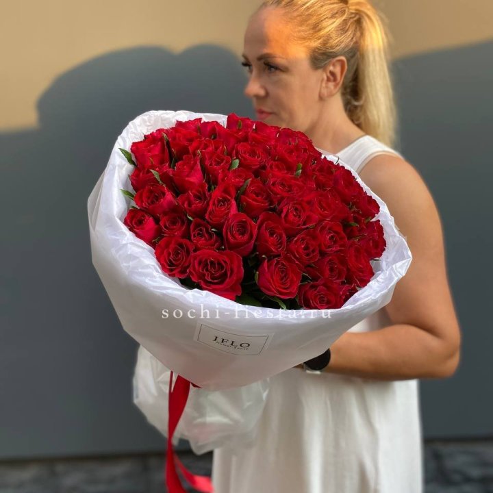 51 роза мадам ред в нежном оформлении в Пскове