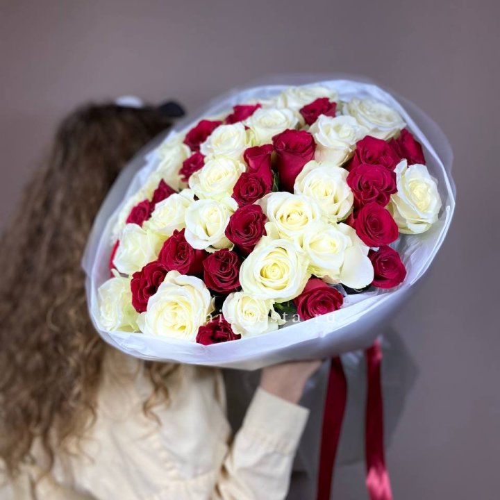 Букет из красных белых 45 роз в Пскове