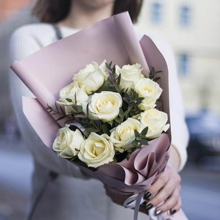 9 белых  роз "Минт" в Пскове