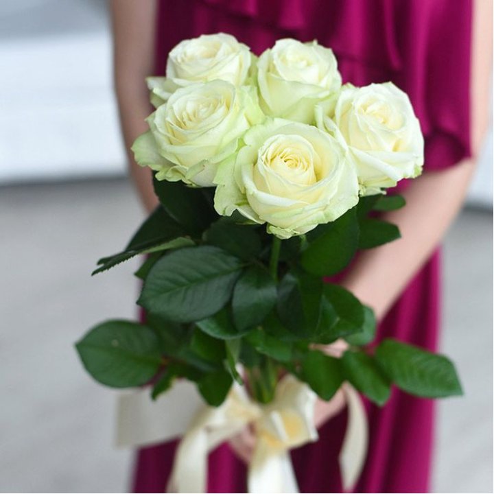 5 белых роз в Пскове