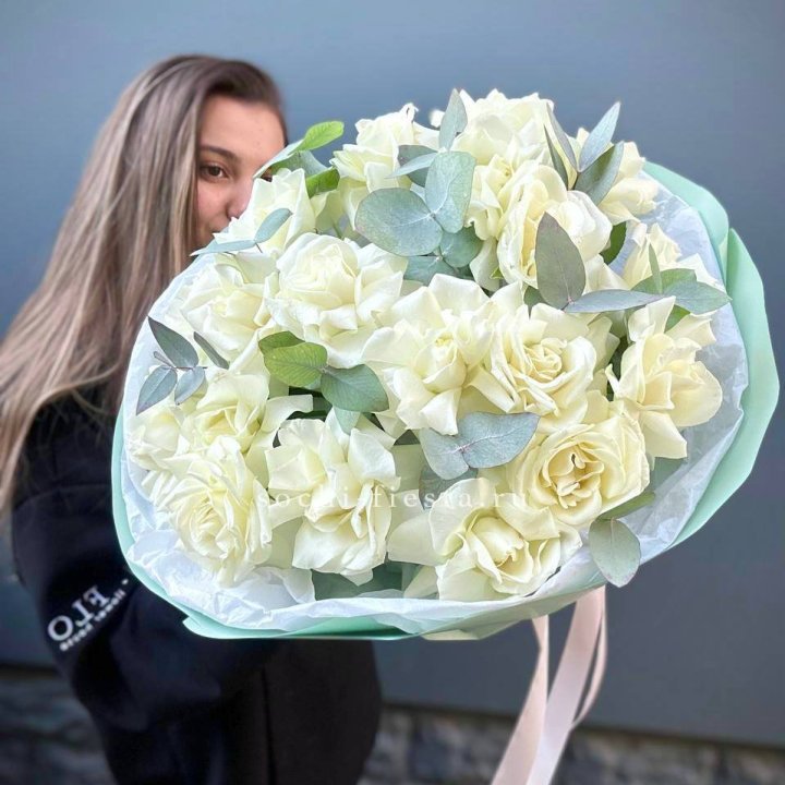 19 Белых французских роз "Ноте бьянке" в Пскове