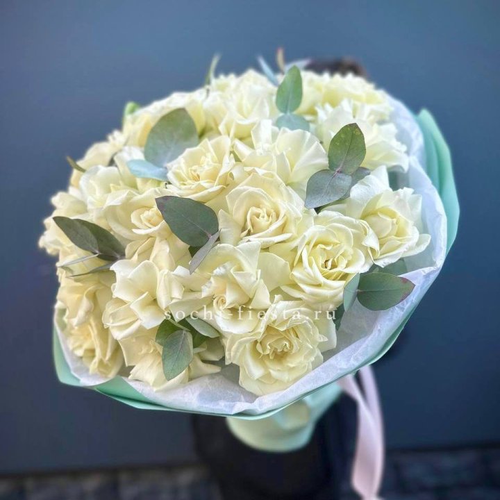 25 Белых французских роз "Ноте бьянка" в Пскове