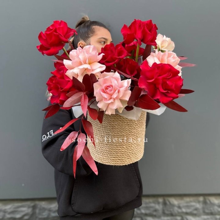 15 Французских роз в джутовом кашпо в Пскове