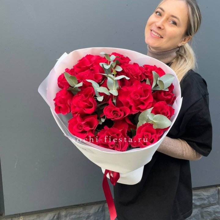 17 Красных французских роз в Пскове