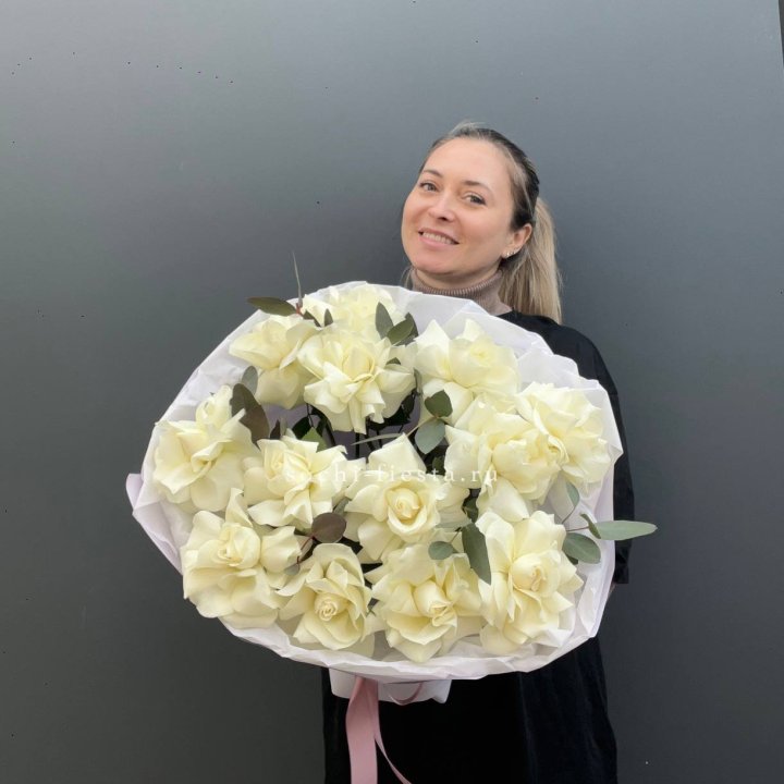 13 Белых французских роз Облако в Пскове