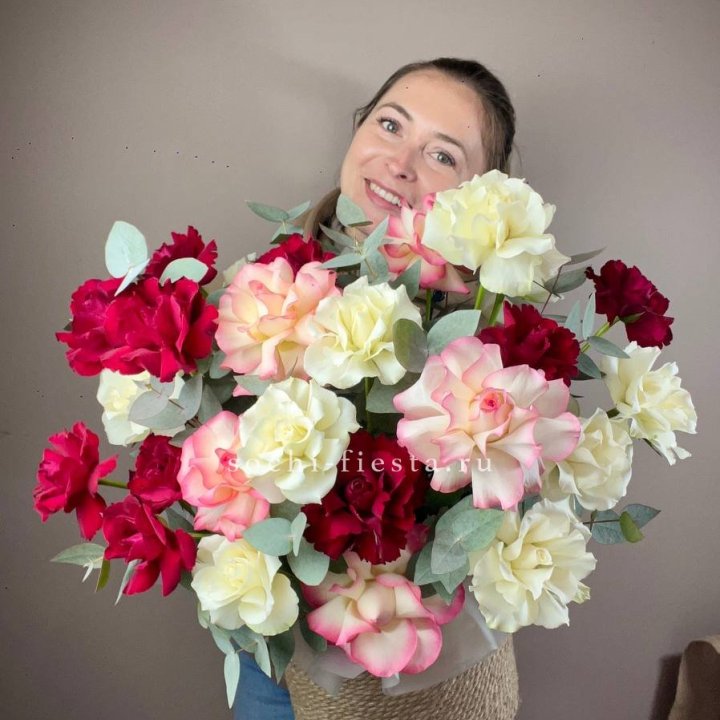 35 французских роз микс в джутовом боксе в Пскове