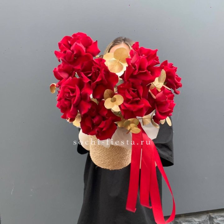 Красные французские розы в джутовом кашпо в Пскове