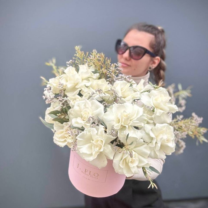 17 Французских белых роз в коробке Афина в Пскове