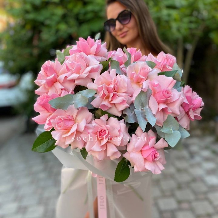17 Розовых  французских роз в Пскове
