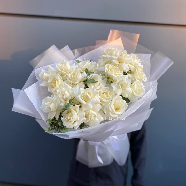 Пышный букет из белых роз в Пскове