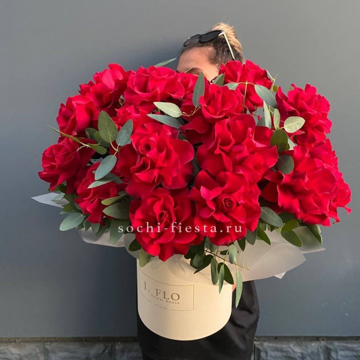25 Французских красных роз в коробке в Пскове