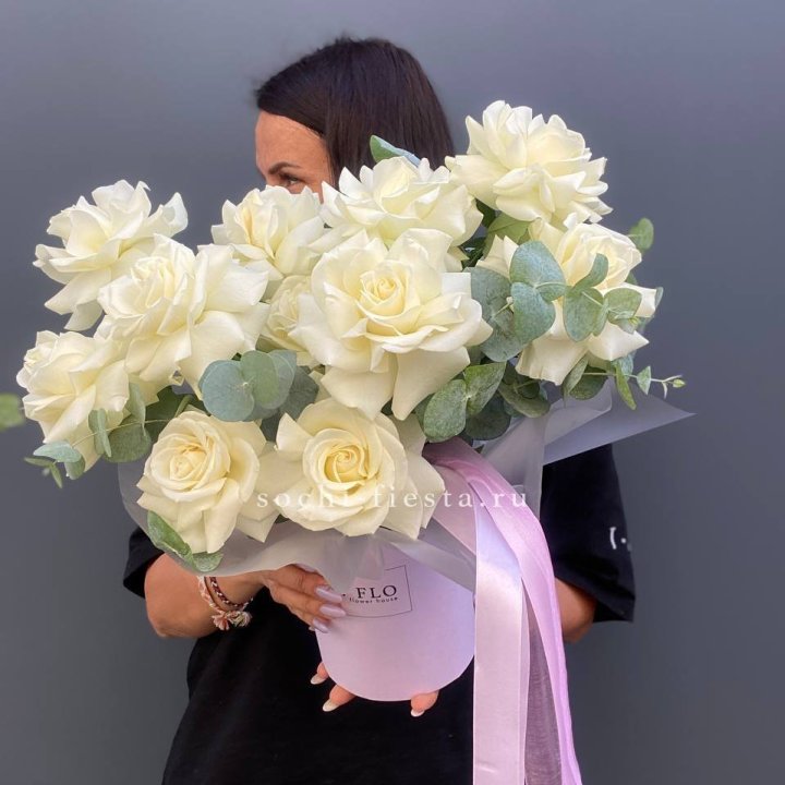 11 Французских белых роз в боксе в Пскове