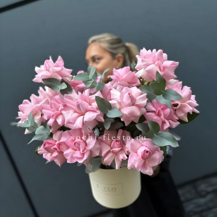 17 Розовых французских роз в боксе в Пскове