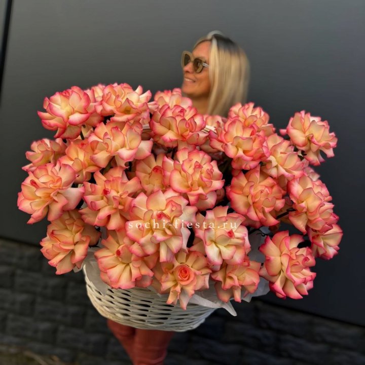 45 французских роз Джумилия в корзине в Пскове