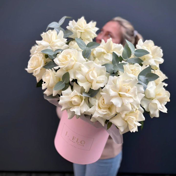 25 Французских белых роз в боксе в Пскове