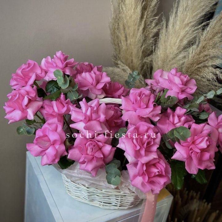 25 роз в цветочной корзине Пинк в Пскове