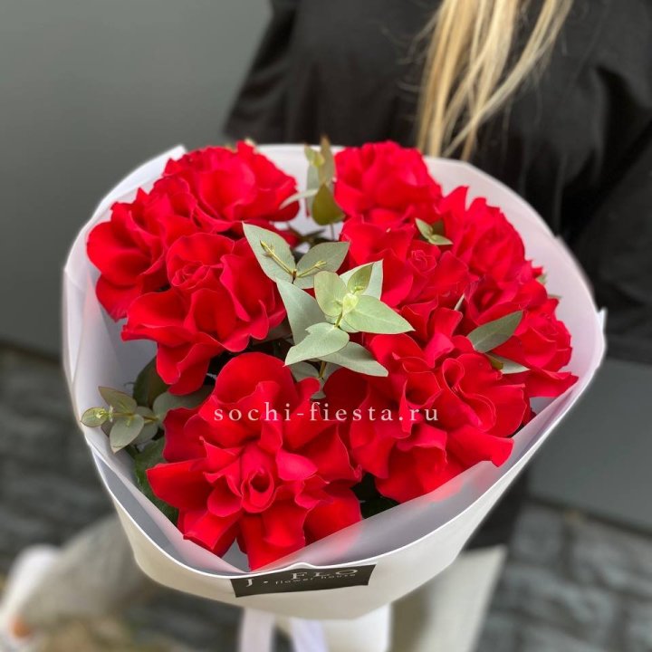9 Красных французских роз в Пскове