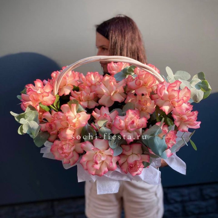 25 Французских роз Джумилия в корзине в Пскове