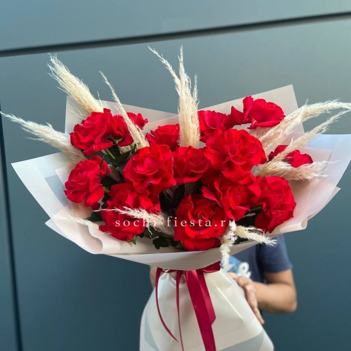 15 Красных французских розы в Пскове