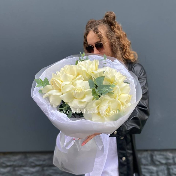 7 Белых французских роз  в Пскове