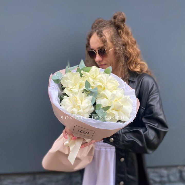 5 Белых французских роз в Пскове