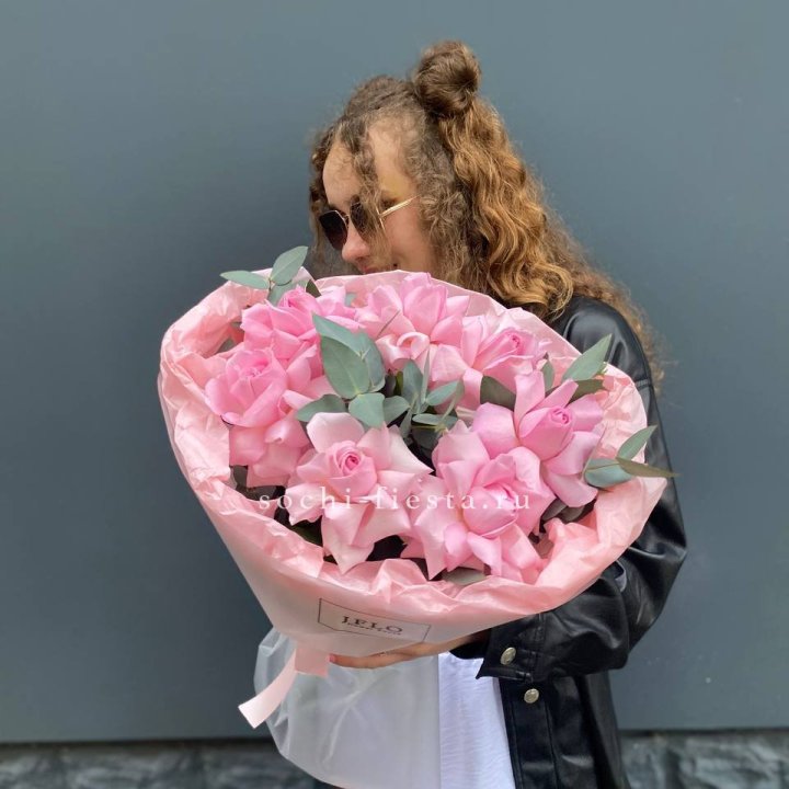 7 розовых роз в Пскове