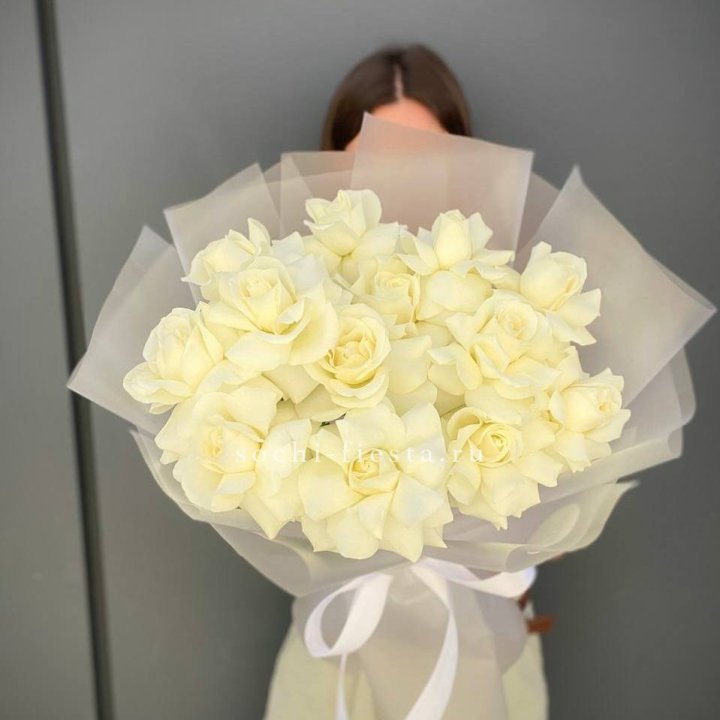 13 белых роз в Пскове