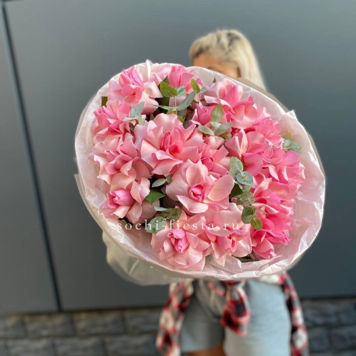 17 розовых роз в Пскове