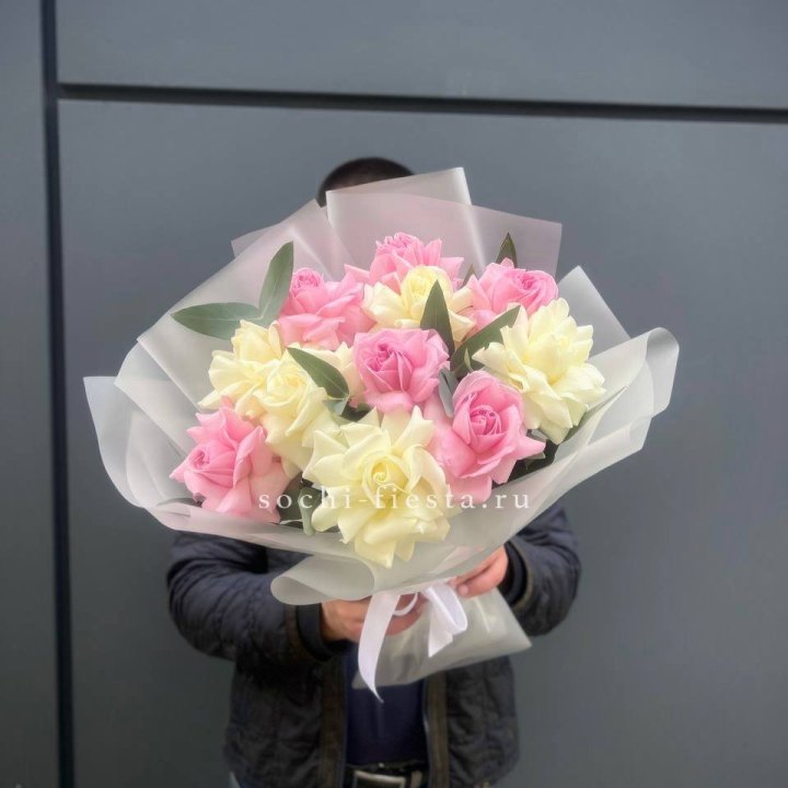 11 бело-розовых роз в Пскове