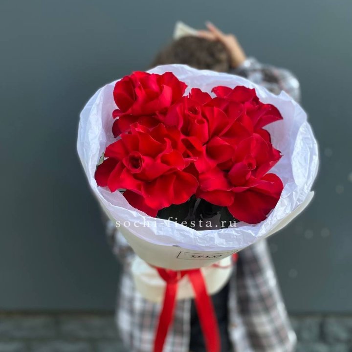5 французских красных роз в Пскове