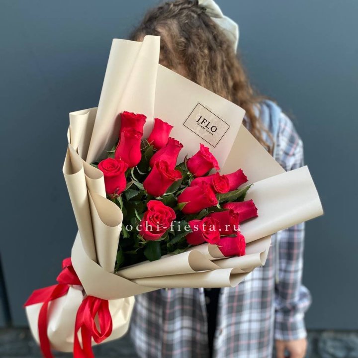 15 красных роз в Пскове