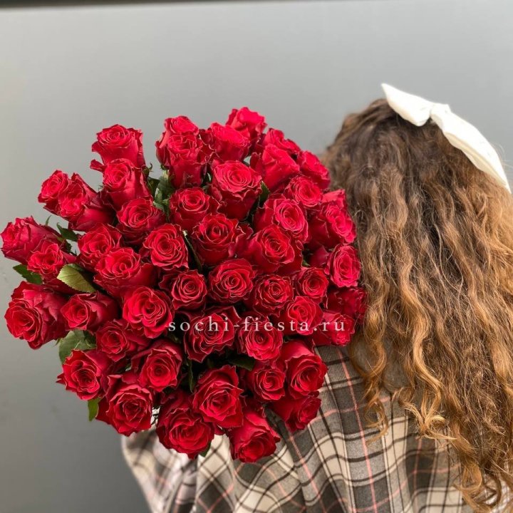 51 красная роза в Пскове