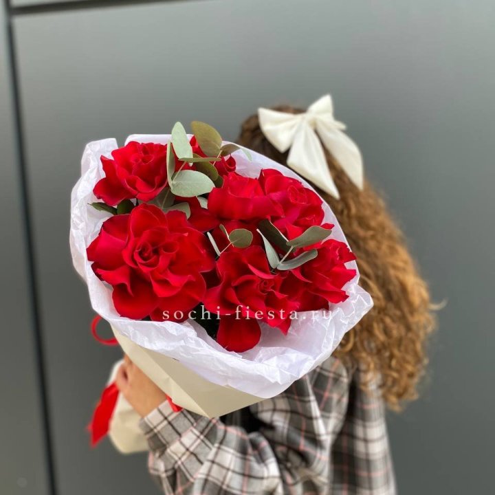 7 красных французских роз в Пскове