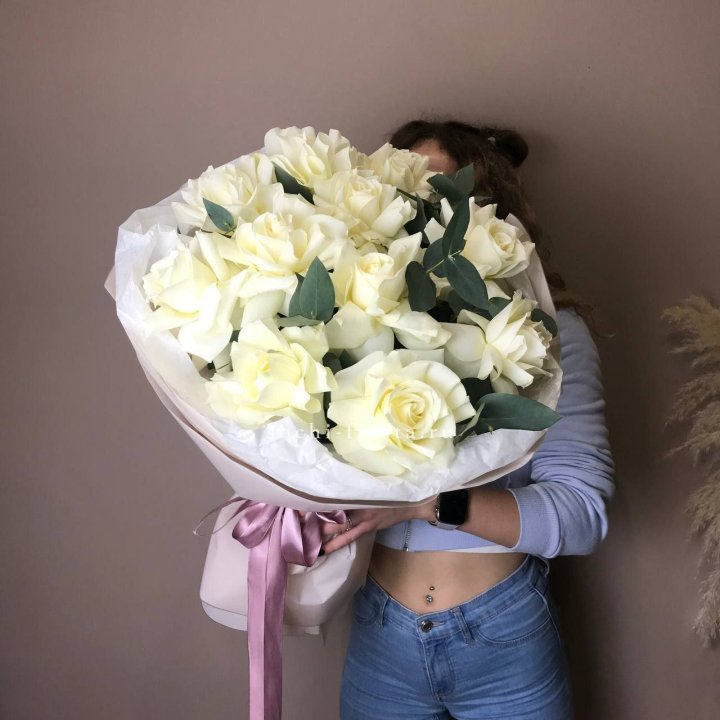 11 Белых французских роз "Вайт найс" в Пскове