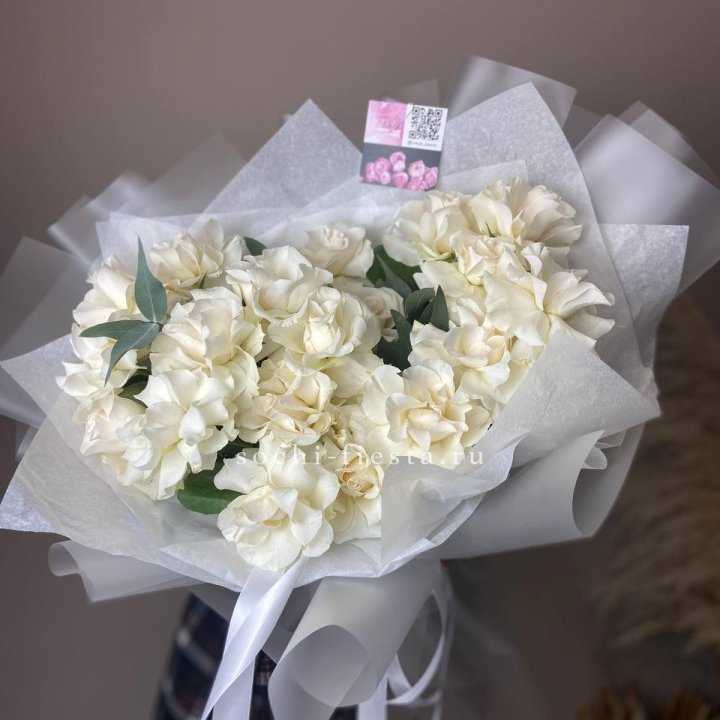 21 французских роз с эвкалиптом в Пскове