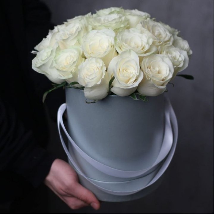 15 белых роз в цилиндре в Пскове