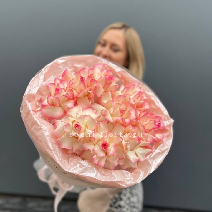 9 французских роз Джумилия в нежном оформлении в Пскове