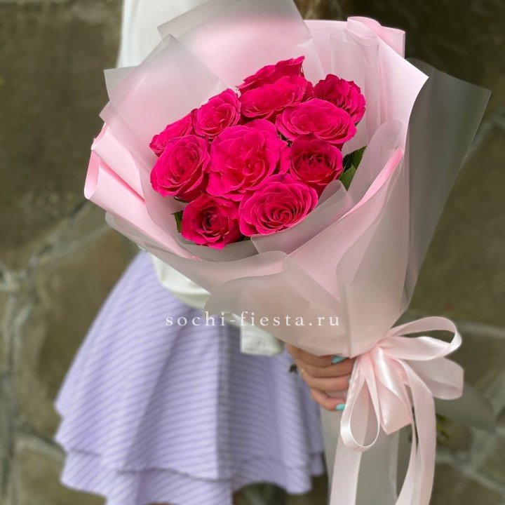 Букет алых роз в Пскове