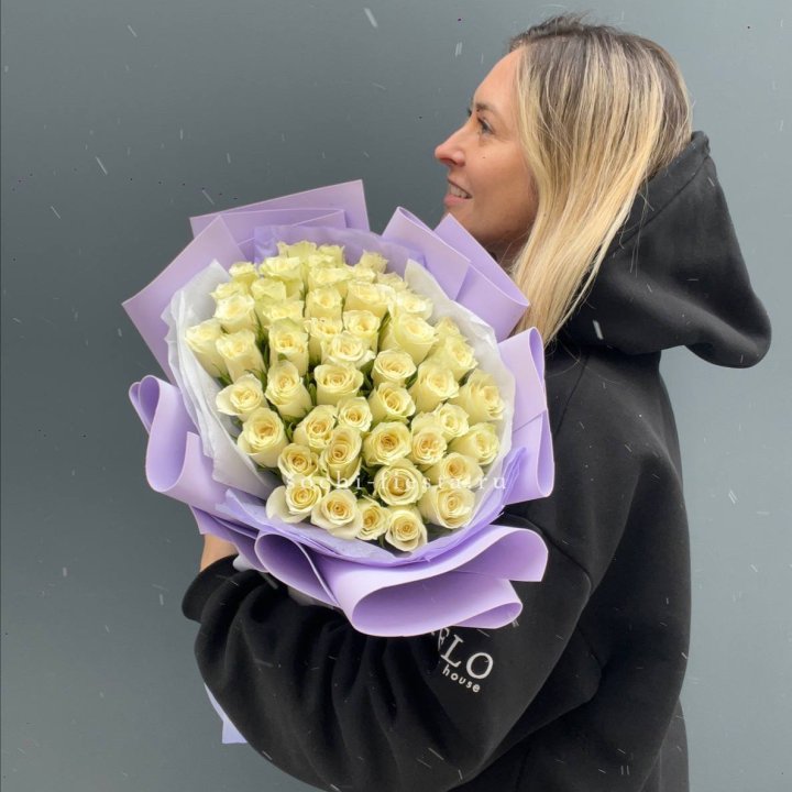 51 белая кенийская роза в оформлении в Пскове