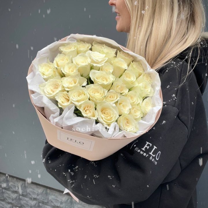 31 белая роза в оформлении в Пскове