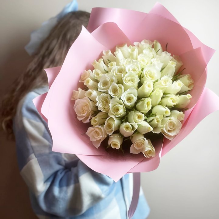 Букет из 51 белой розы (Кения) в Пскове