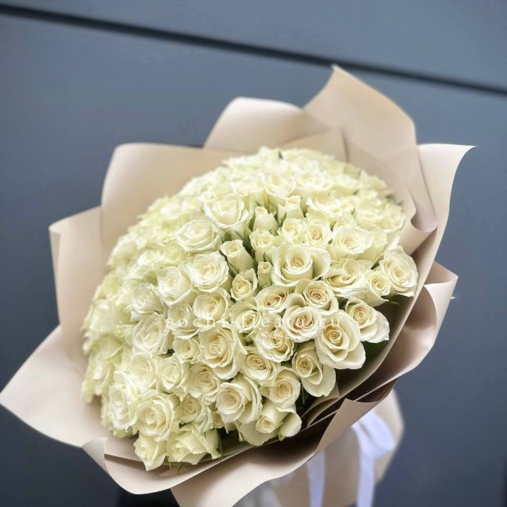 101 белая роза Атена в Пскове