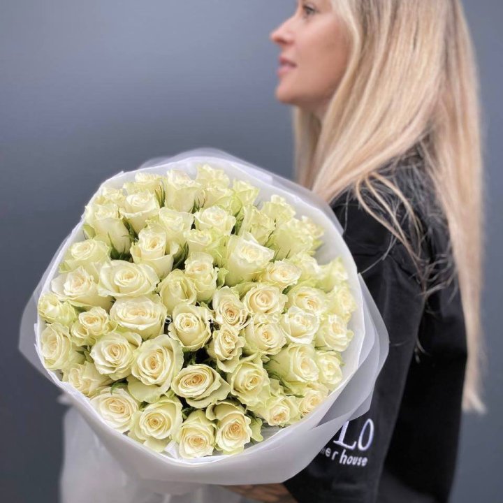 Воздушный букет из 51 белой кенийской розы в Пскове